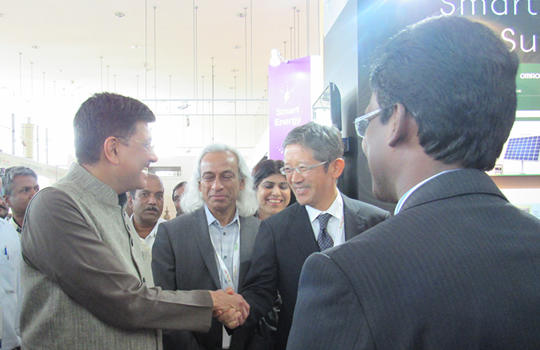 ゴヤル大臣と握手をするOMRON Management Center of India社長 清水（2016年3月）