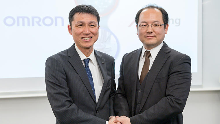 AIエンジンの共同開発を発表したオムロン福井信二（左）と株式会社エイシング出澤純一氏（右）
