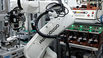 スカラロボットと多関節ロボット