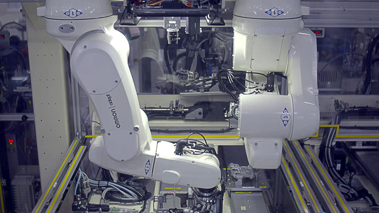 各装置への脱着と工程間移動の完全自働化を実現するピック＆プレースロボット
